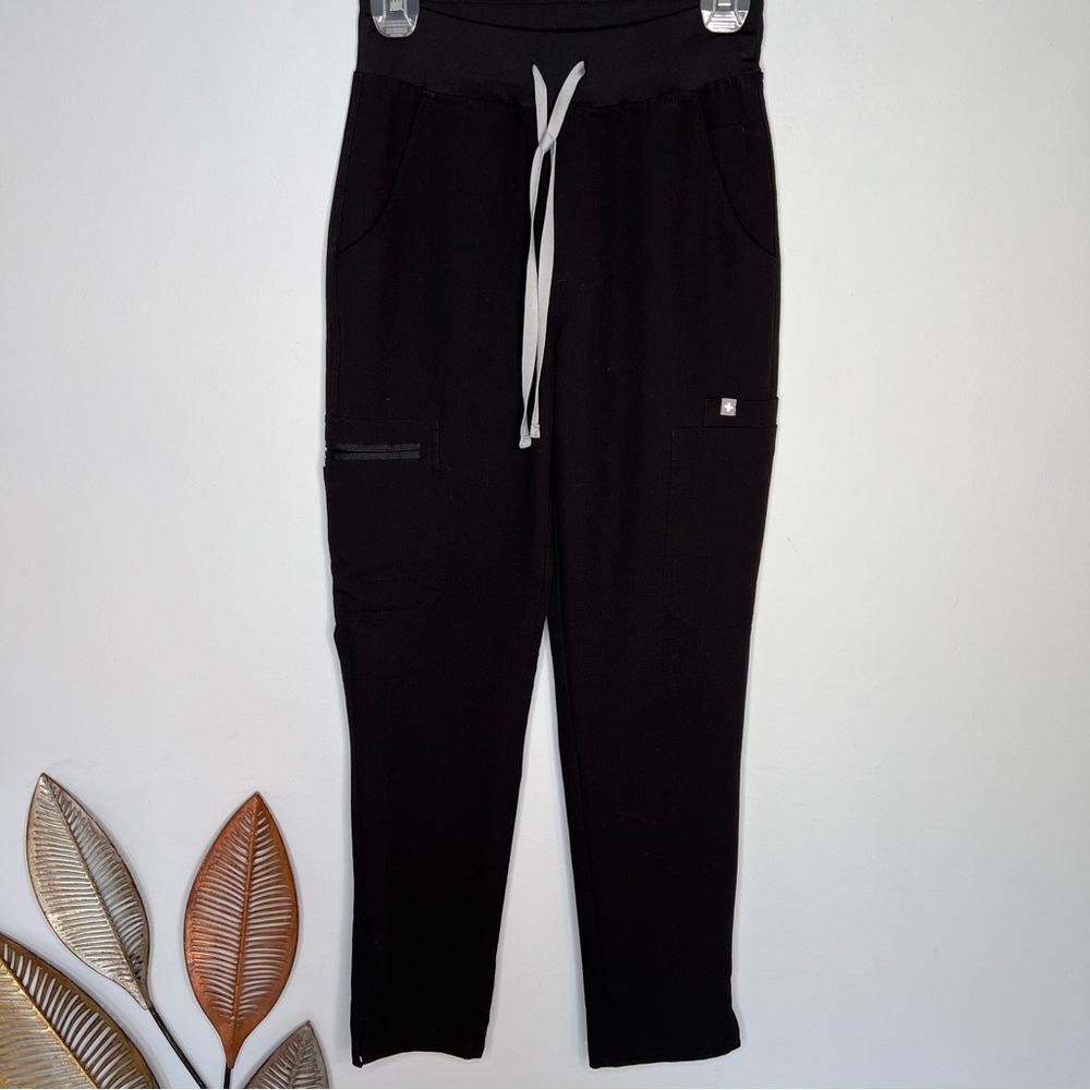 Figs Livingston™ Basic Black 7 Pocket Scrub Pants